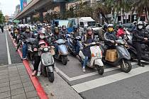 V hlavním tchajwanském městě Tchaj-pej jsou k vidění záplavy motocyklistů na malých skútrech