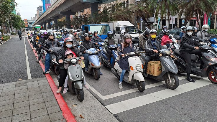 V hlavním tchajwanském městě Tchaj-pej jsou k vidění záplavy motocyklistů na malých skútrech