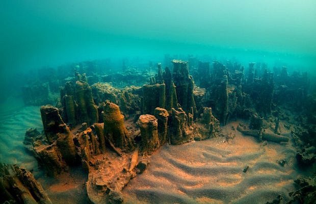 Starověké hradby objevené pod hladinou Vanského jezera
