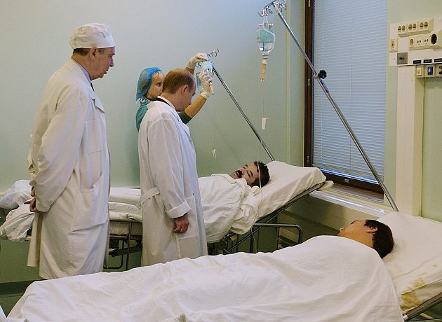 Rukojmí z divadla Dubrovka, kteří přežili krizi, navštívilve Sklifosovském ústavu urgentní medicíny také Vladimir Putin