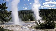 Národní park Yellowstone proslul svou geotermální aktivitou. Nachází se v něm stovky gejzírů.