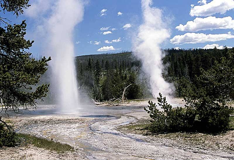 Národní park Yellowstone proslul svou geotermální aktivitou. Nachází se v něm stovky gejzírů