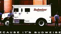 Reklamní počin Budweiseru na obrněném voze