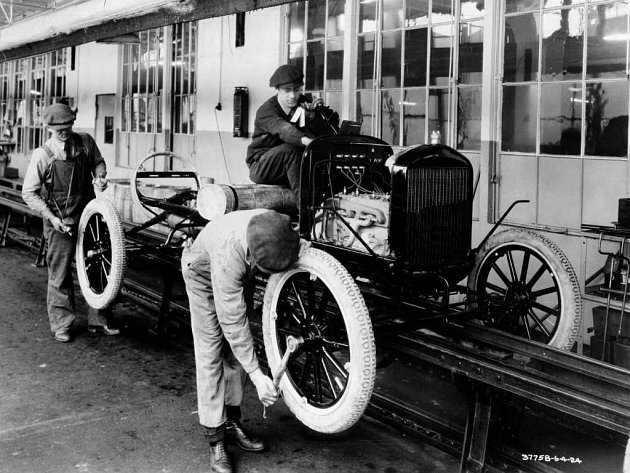 Montážní linka Fordu v roce 1924.
