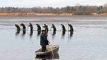 Třeboňští rybáři zahájili jarní výlovy rybníkem Koclířov u Lomnice nad Lužnicí,který má plochu více než 200 hektarů. 