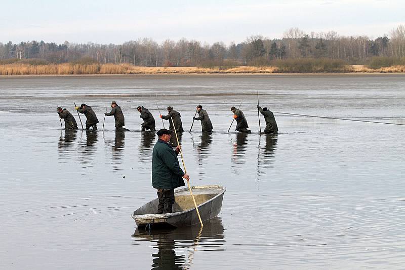 Třeboňští rybáři zahájili jarní výlovy rybníkem Koclířov u Lomnice nad Lužnicí,který má plochu více než 200 hektarů. 