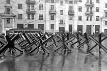 Protitankové zátarasy, česky rozsocháče nebo ježky, v moskevských ulicích během druhé světové války. Podzim či zima 1941