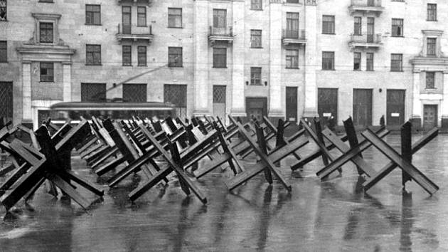 Protitankové zátarasy, česky rozsocháče nebo ježky, v moskevských ulicích během druhé světové války. Podzim či zima 1941