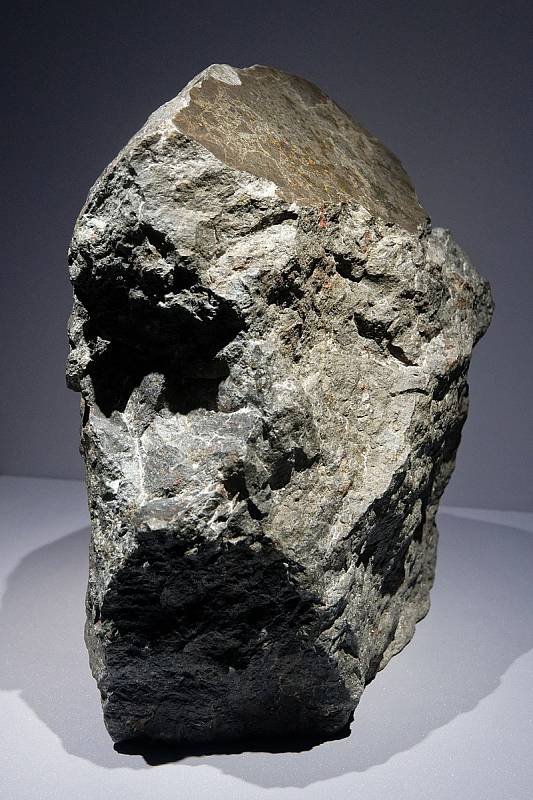 Fragment meteoritu o hmotnosti 8,3 kg, vystavený v expozici mineralogie a geologie francouzského Národního přírodovědného muzea v Paříži