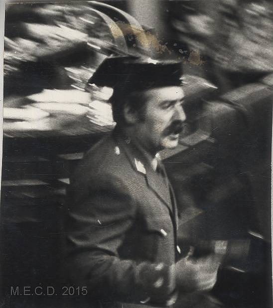 Podplukovník Antonio Terejo s pistolí v ruce během pokusu o puč 23. února 1981