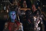 Avengers: Endgame - Na snímku Karen Gillanová (vlevo) a Don Cheadle.