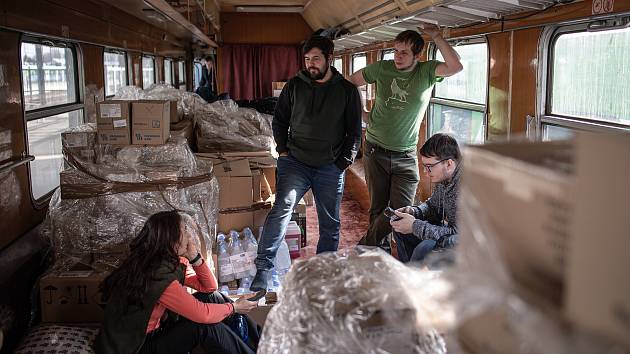 Porada zaměstnanců Gepard expressu v průběhu cesty, 3. března 2022 v Polsku. Humanitární vlak na Ukrajinu poblíž města Mostyska vypravuje iniciativa Železnice pomáhá