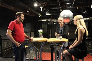 Šimon Caban a Michaela Páťalová přijali pozvání do talkshow Deník s nadhledem.