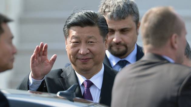 Čínský prezident Si Ťin-pching přiletěl 28. března do Prahy. Před terminálem Letiště Václava Havla ho přivítal ministr zahraničí Lubomír Zaorálek. 