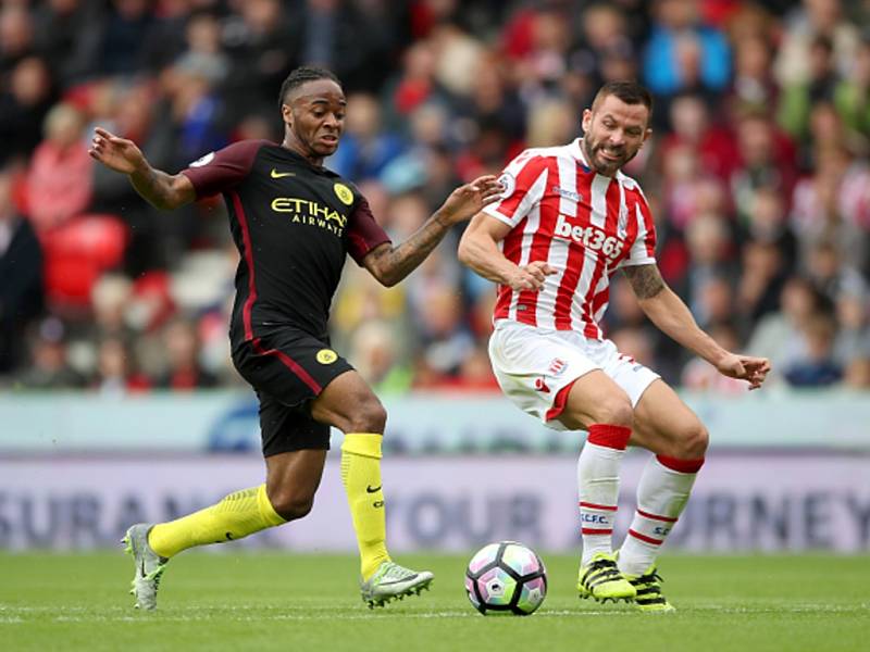 Raheem Sterling z Manchesteru City (vlevo) a Phil Bardsley ze Stoke.