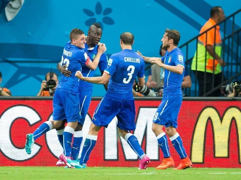 Fotbalisté Itálie se radují z vítězného gólu Maria Balotelliho (druhý zleva) proti Anglii.