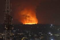 Oheň a kouř v Pásmu Gazy po protiútoku Izraele 10. května 2021