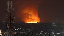 Oheň a kouř v Pásmu Gazy po útoku Izraele 10. května 2021