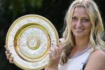 Petra Kvitová s trofejí pro vítězku Wimbledonu v roce 2014.