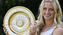 Petra Kvitová s trofejí pro vítězku Wimbledonu v roce 2014