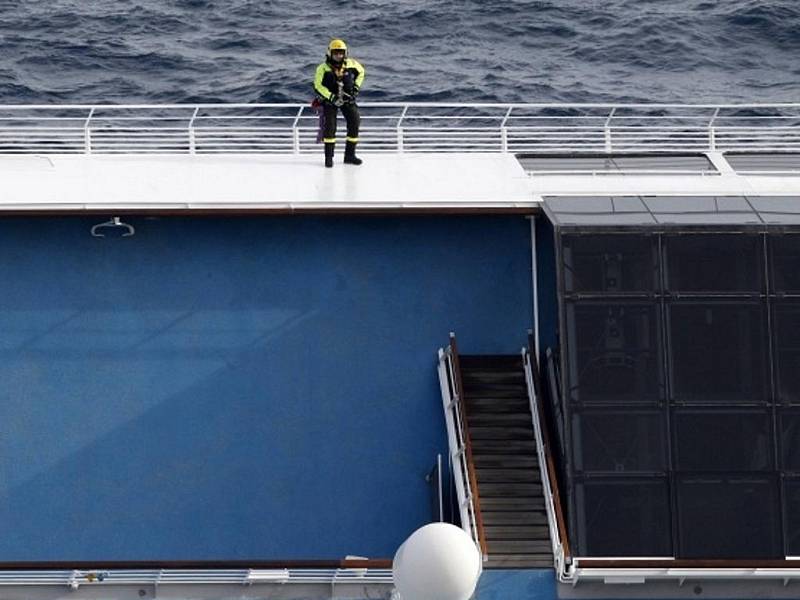 Záchranáři dnes znovu pozastavili pátrání po pohřešovaných z obří výletní lodi Costa Concordia, která minulý týden havarovala u italských břehů.