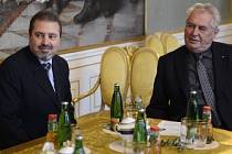 Nový palestinský velvyslanec v ČR Džamál Muhammad Džamál (vlevo) předal 11. října v Praze pověřovací listiny prezidentu Miloši Zemanovi (vpravo).
