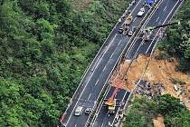 Poškozená dálnice v Číně