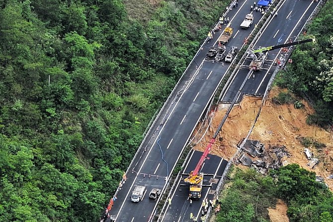 Poškozená dálnice v Číně