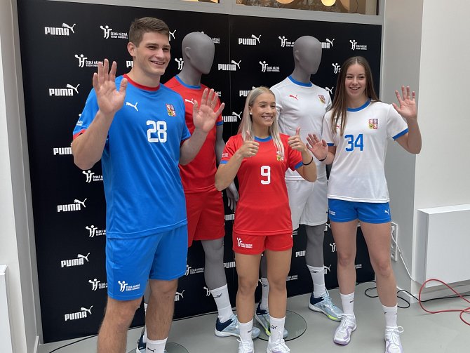 České výběry se na nadcházejících šampionátech představí v nových dresech. Jejich barevné varianty představují reprezentanti (zleva) Adéla Stříšková, Matěj Havran a Julie Franková.