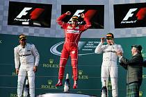 Sebastian Vettel (uprostřed) slaví triumf ve Velké ceně Austrálie. Druhý dojel Lewis Hamilton (vlevo) a třetí byl Valtteri Bottas.