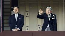 Japonský císař Akihito (vpravo) ve společnosti korunního prince