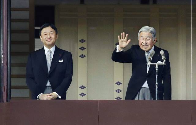 Japonský císař Akihito (vpravo) ve společnosti korunního prince