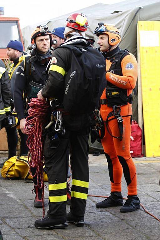 Záchranáři dnes znovu pozastavili pátrání po pohřešovaných z obří výletní lodi Costa Concordia, která minulý týden havarovala u italských břehů.