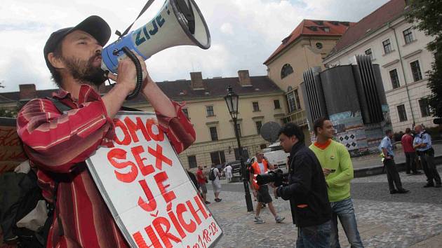Vedení D.O.S.T. dalo ambasádám protestní nóty kvůli Prague Pride - Pražský  deník