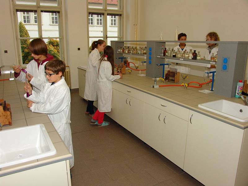 Gymnázium v Příboře - chemická laboratoř
