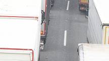 Hranice do Německa jsou od nedělní půlnoci uzavřené projede jen někdo, na dálnici D8 stojí stovky kamionů.