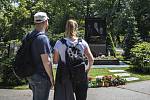 Lidé přicházeli ke hrobu zpěváka Karla Gotta den před jeho výročím narození na pražský hřbitov Malvazinky.
