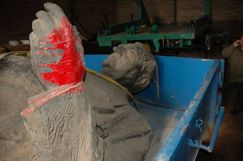 Krátce po sametové revoluci v roce 1989 natřeli místní soše Klementa Gottwalda v Blansku ruce červenou barvou