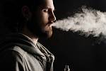 První cigaretu si mladí Češi zapalují mezi patnáctým a osmnáctým rokem.