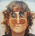 LENNONKY. Takhle John kouzlil se svými slavnými brýlemi při focení na album Wall And Bridges.