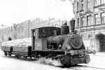 Parní lokomotiva rozváží po tramvajových kolejích v obleženém Leningradu mouku, rok 1942