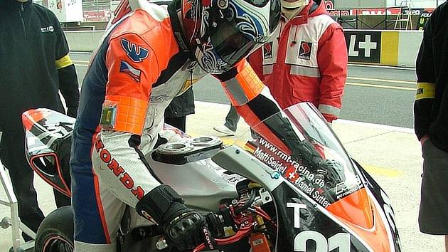 Tomáš Mikšovský na své Hondě v boxech v Le Mans.