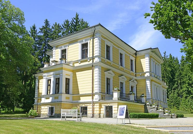 Na zámku Vysoká sídlí muzeum Památník Antonína Dvořáka.