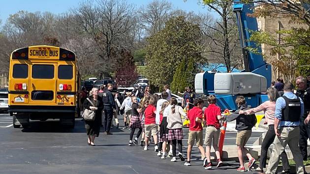 Evakuace žáků křesťanské školy v americkém městě Nashville, kde 27. března 2023 došlo ke střelbě