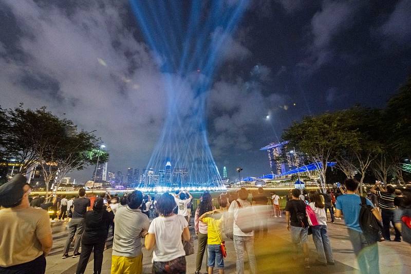 Novoroční ohňostroj v Singapuru nahradila v letošním roce světelná show