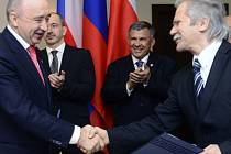 Ministr obchodu a průmyslu Martin Kuba (vzadu vlevo) a prezident Tatarstánu Rustam Nurgalijevič Minnichanov (vzadu vpravo) přihlíželi slavnostnímu aktu podpisů obchodních smluv a dohod o spolupráci při příležitosti zahájení podnikatelské  konference.