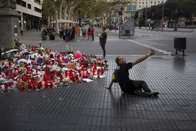 Španělé truchlí na barcelonské třídě La Rambla, kde došlo k útoku
