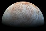 Jedním z potenciálně vhodných míst pro život je Europa, měsíc planety Jupiter. Podle některých planetologů se na něm ukrývá podpovrchový oceán kapalné vody