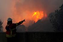 Stovky hasičů, více než tucet letadel i místní lidé bojují s lesním požárem v Alcabideche u Lisabonu.