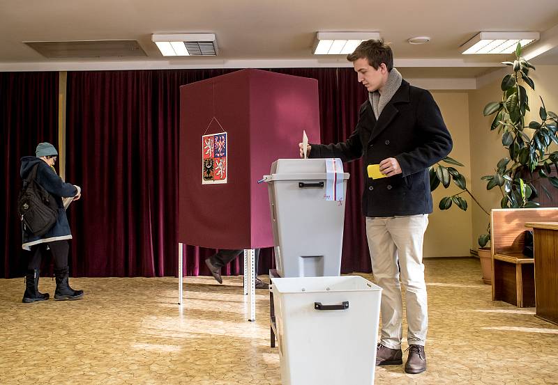 Lidé volili ve druhém kole prezidentských voleb 26. ledna v pražských Lysolajích.